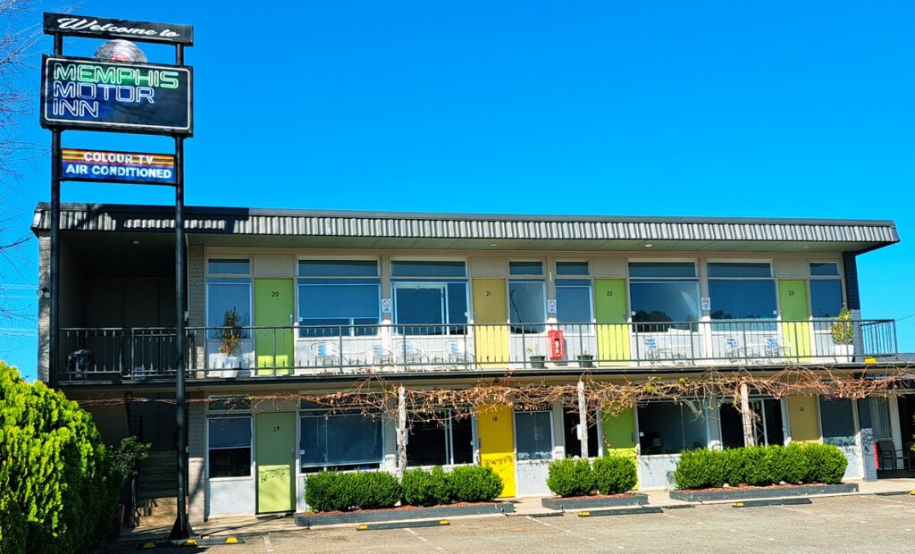 Memphis Motor Inn, 20 Kilometres from The Dish